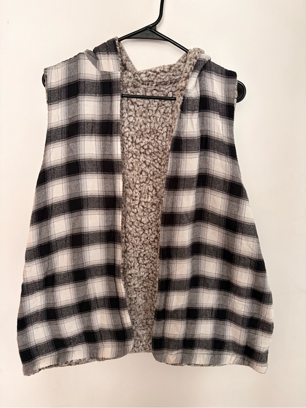 Reversible Plaid Sherpa-Lined Hooded Vest - Black & Cream